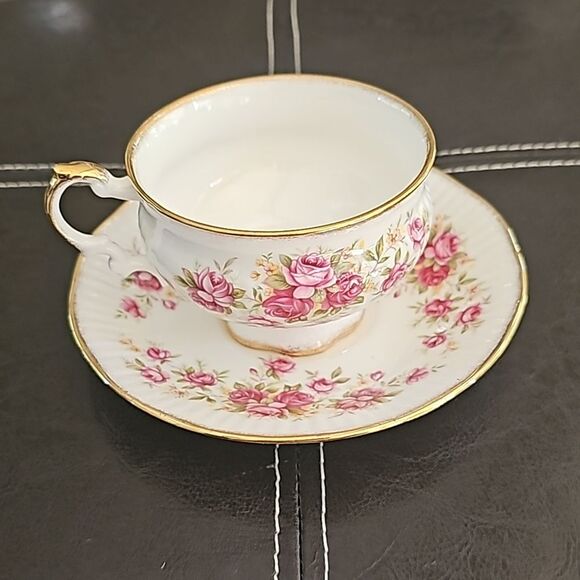 Vintage Elizabethan Bone China Queens Rose Cup & Saucer - Picture 1 of 9
